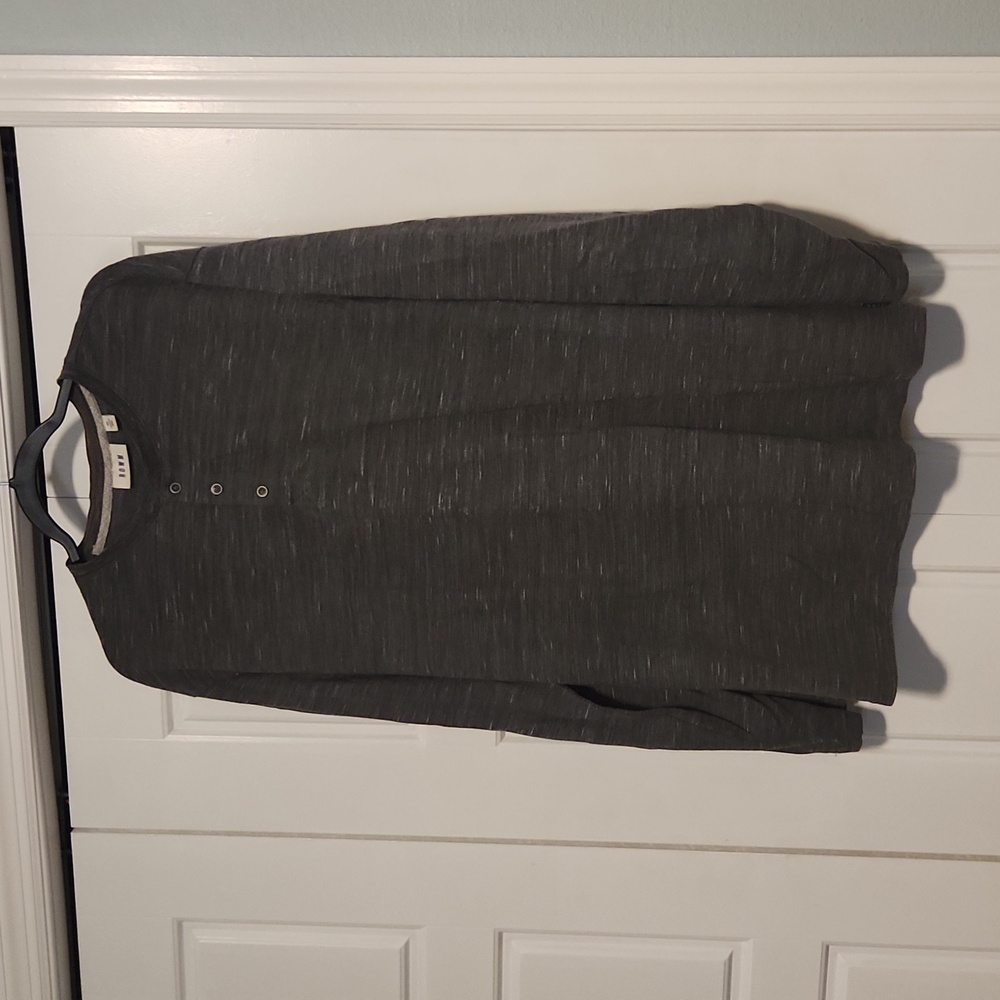 grey long sleeve tee